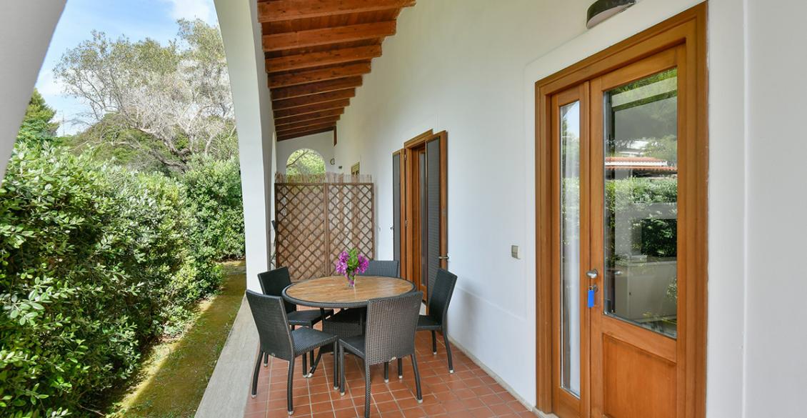 Casa bianca tra alberi, atmosfera serena e accogliente, perfetta per rilassarsi in natura.