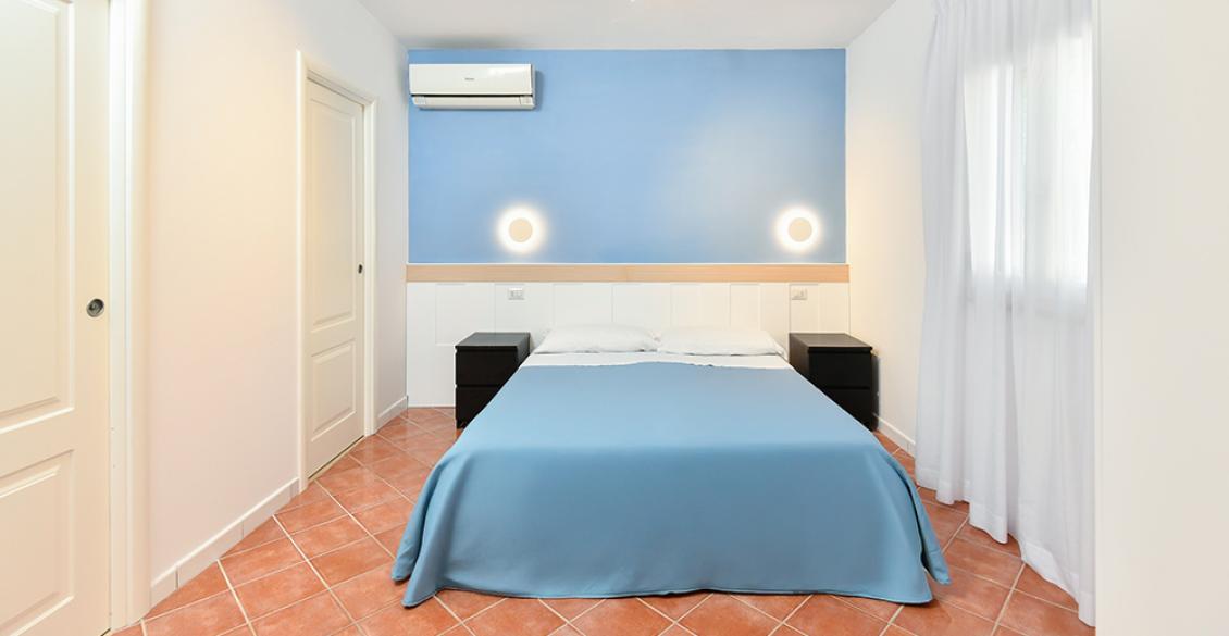 Cucina semplice e luminosa con frigo aperto; serenità e funzionalità in uno spazio compatto.