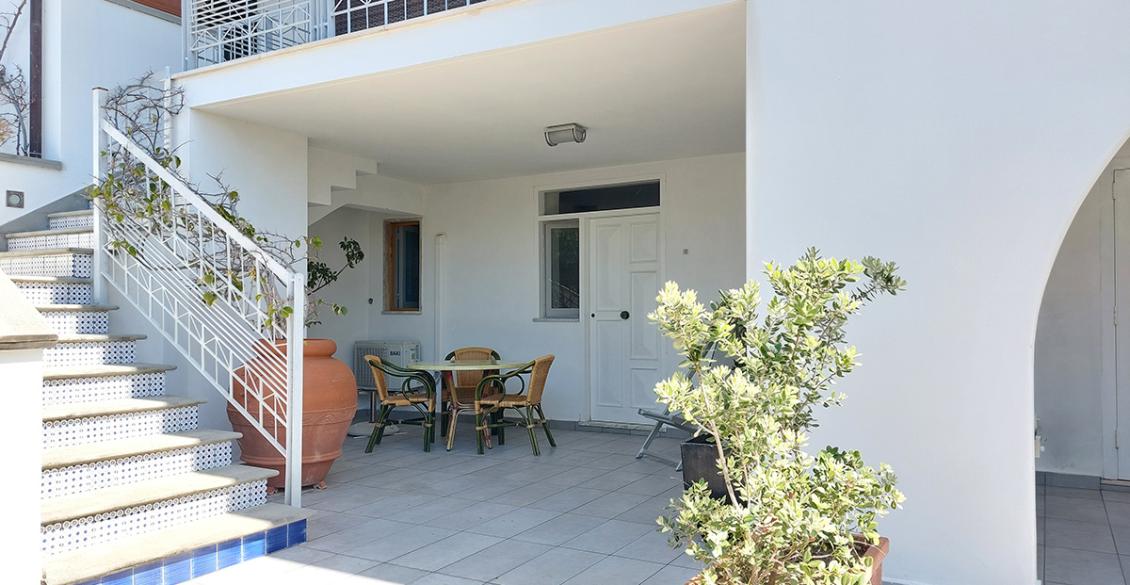Cucina compatta, piastrelle rosse, mobili azzurri, atmosfera accogliente e funzionale.