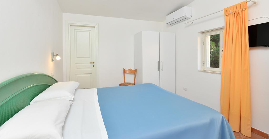 Bagno moderno, pulito e luminoso con doccia in vetro e lavandino elegante.