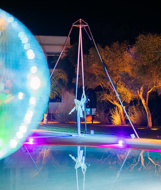 Ragazzo sorridente dipinto, colori vivaci, atmosfera di gioia e creatività all'aperto.